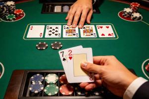 德州扑克诈唬技巧全解析:如何在关键时刻逼退对手?